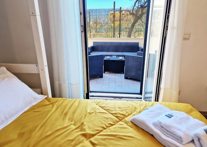 Daire Metro C House - Parcheggio Privato - Metro A 50 M